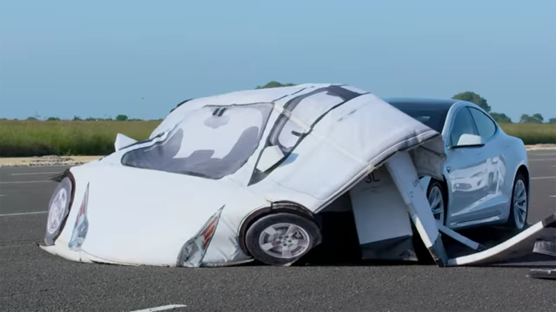 Illustration for article titled Esta prueba explica perfectamente por qué los Tesla siguen sufriendo accidentes en modo Autopilot